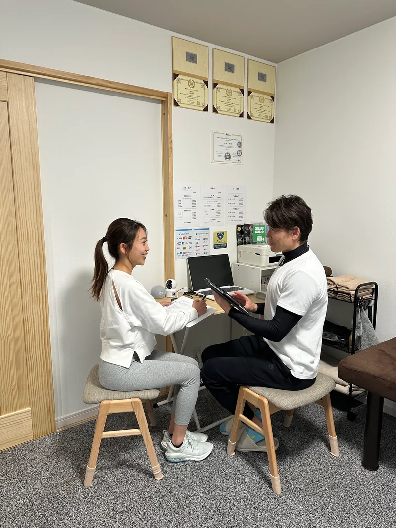 ZKフィットネスのカウンセリングの様子。トレーナーがお客様に目標を確認している
